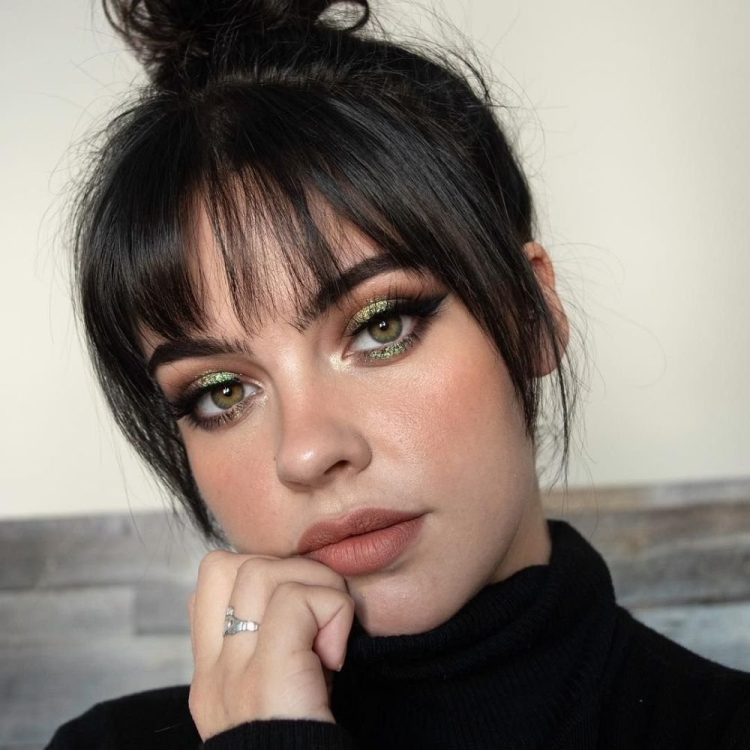 Черные волосы с редкой челкой