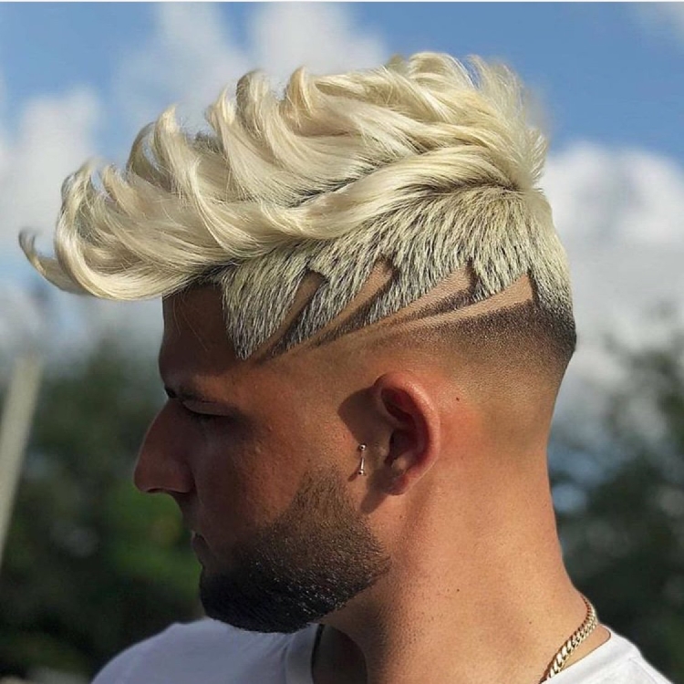 Мужские стрижки с узорами на светлых волосах