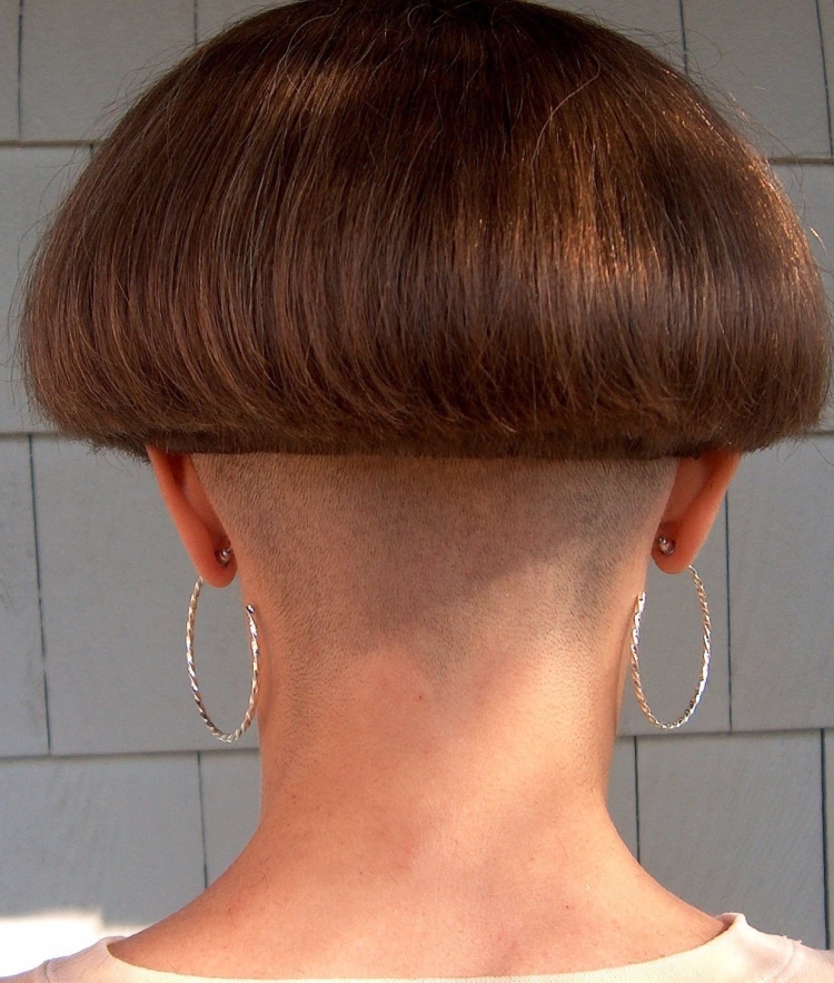 Очень короткое каре на ножке