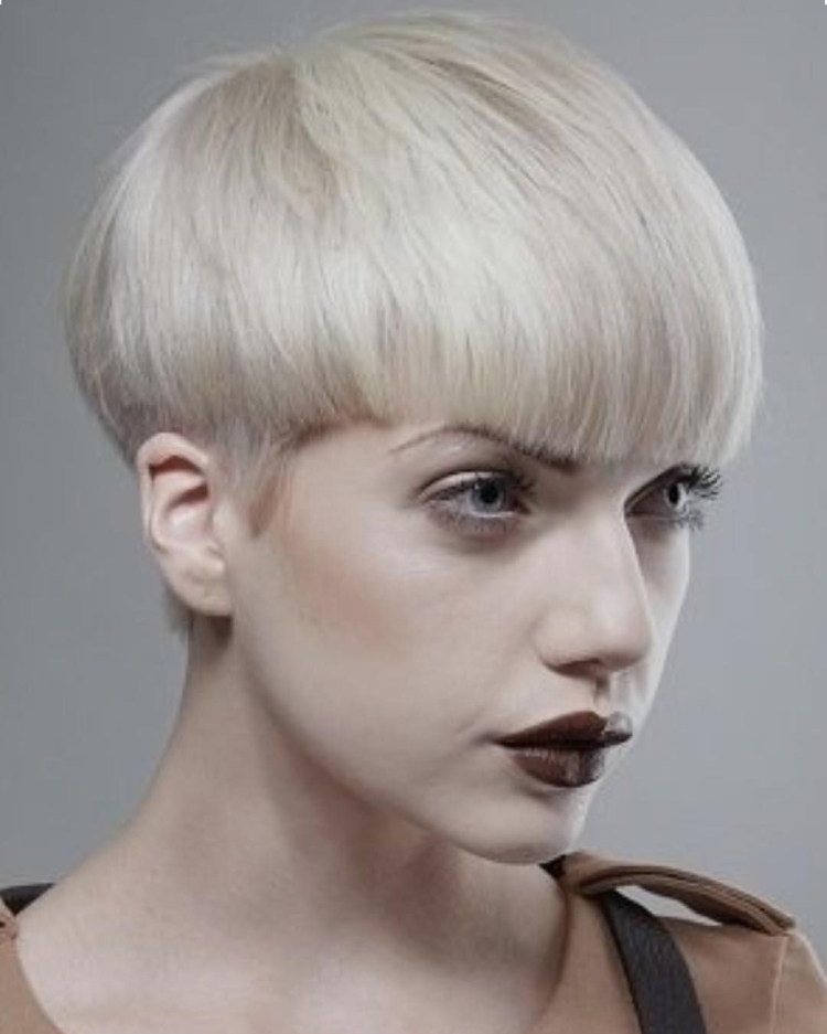 Прическа под горшок женская