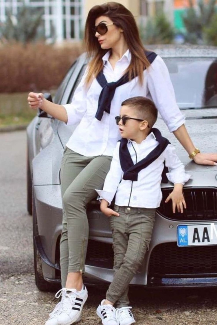 Модная девушка с ребенком