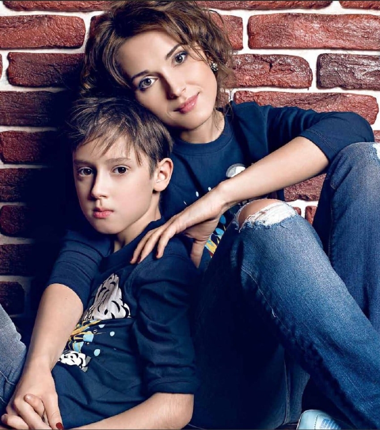 Фотосессия мама и сын в студии