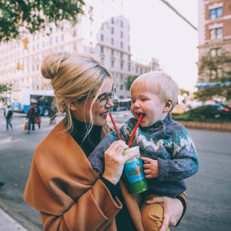 Современная мама с ребенком