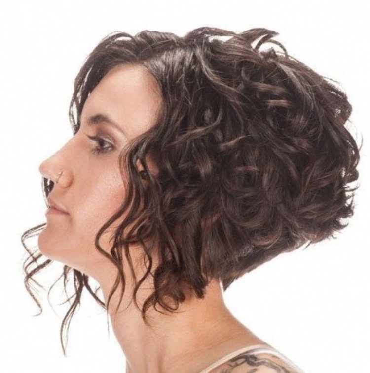 Стрижка Боб каре на волнистые волосы