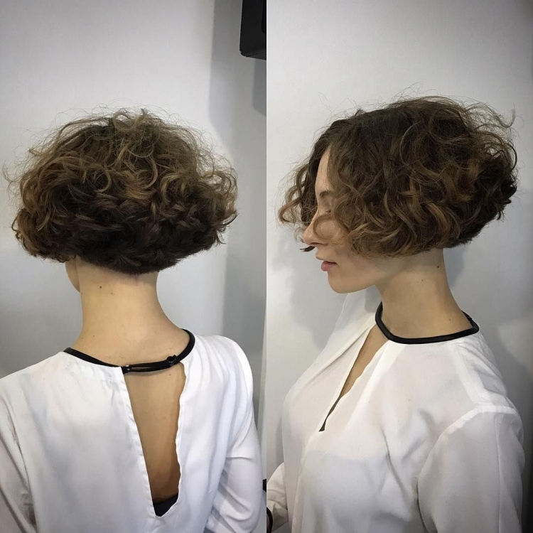 Боб каре на ножке на кудрявые волосы