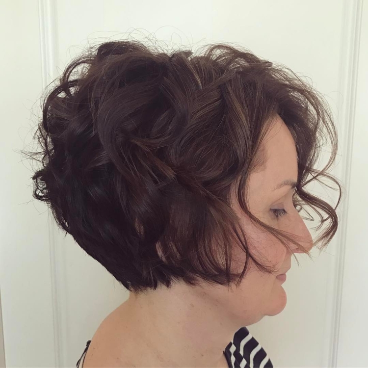 Стрижка Боб градуированный на короткие волнистые волосы с челкой