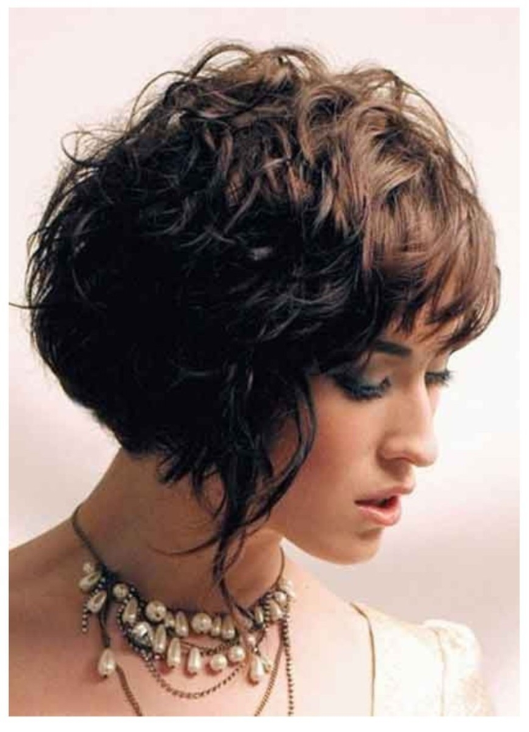 Стрижка Боб каре на волнистые волосы