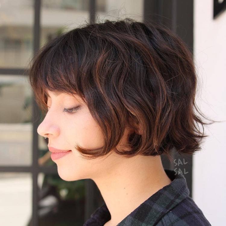 Стрижка Боб каре с челкой на волнистые волосы