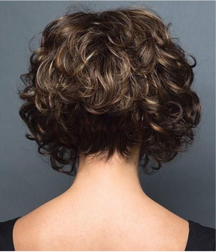 Стрижка Боб каре на волнистые волосы