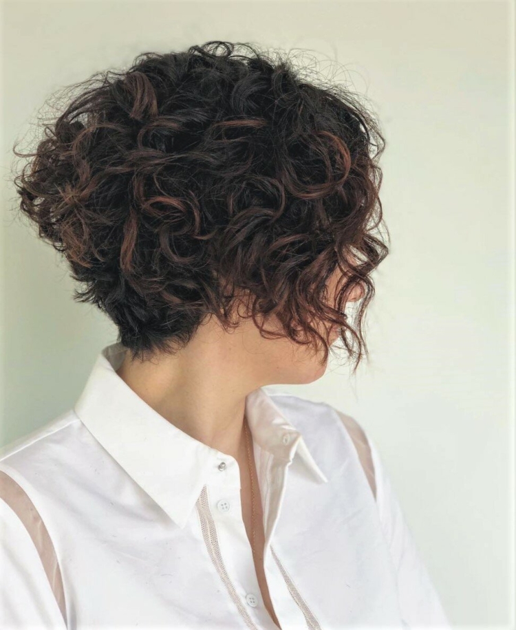 Градуированный Боб на вьющиеся волосы