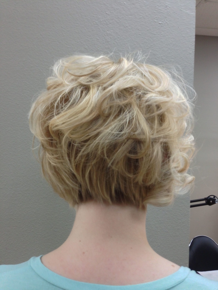 Градуированный Боб на вьющиеся волосы