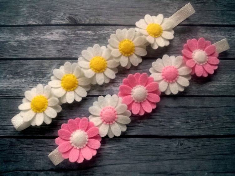 Повязочка из фетровых цветков
