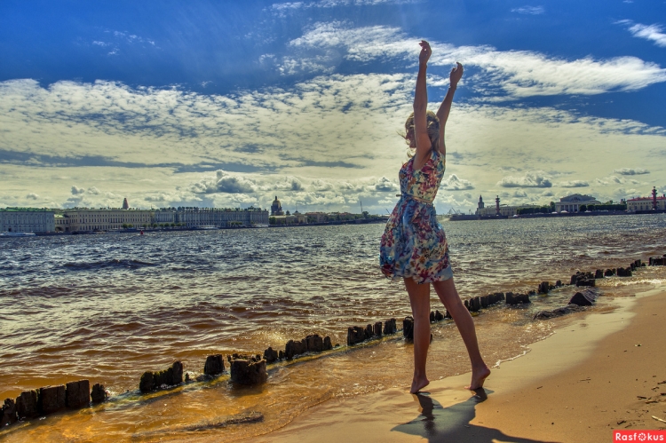 Девушка в Питере летом