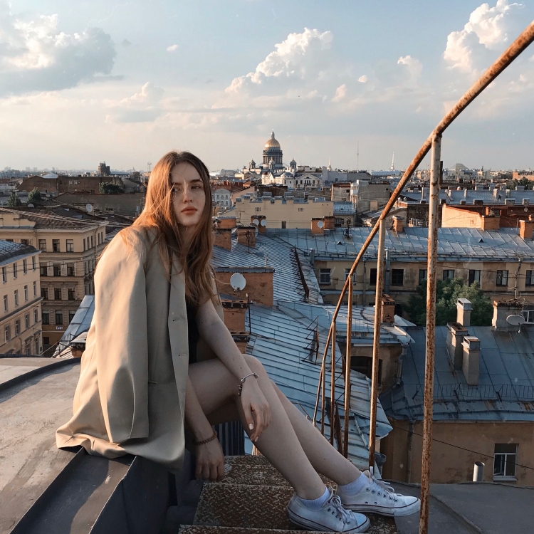 Девушка на крыше Питера