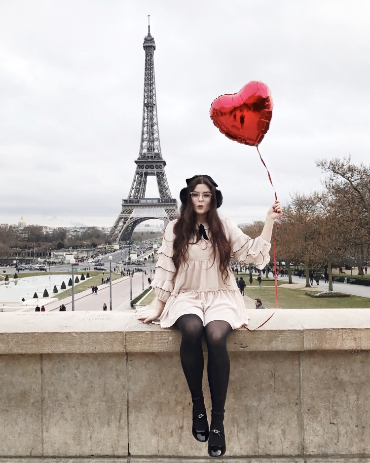 Девушка на фоне Эйфелевой башни