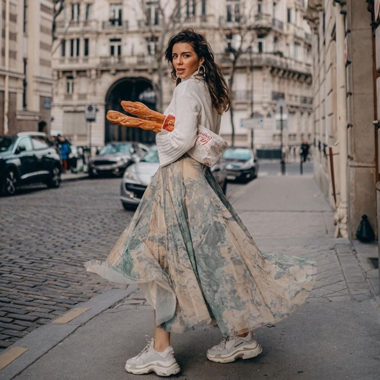 Одежда во французском стиле с перьями.