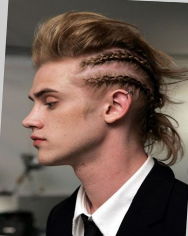 Мужская стрижка с выбритыми волосами и косичкой