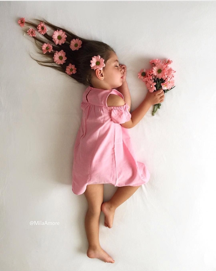 Фотосессия грудничков с цветами