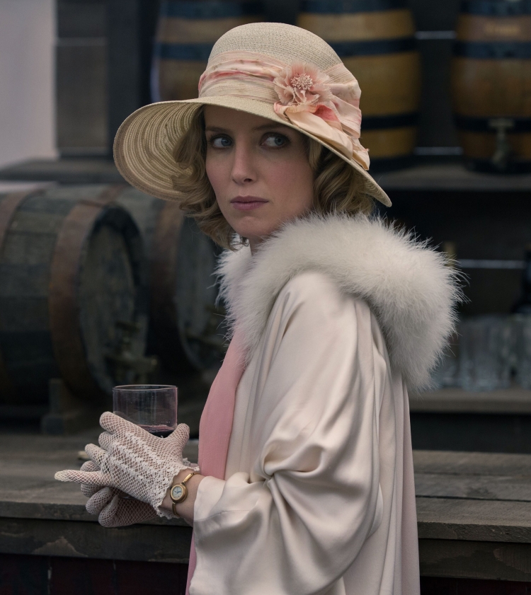 Аннабелль Уоллис Грейс