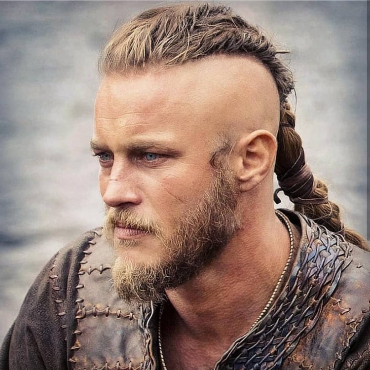 Рагнар Лодброк прическа