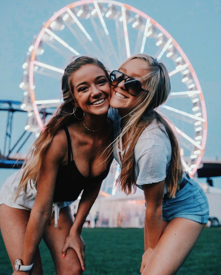 Красивые подруги