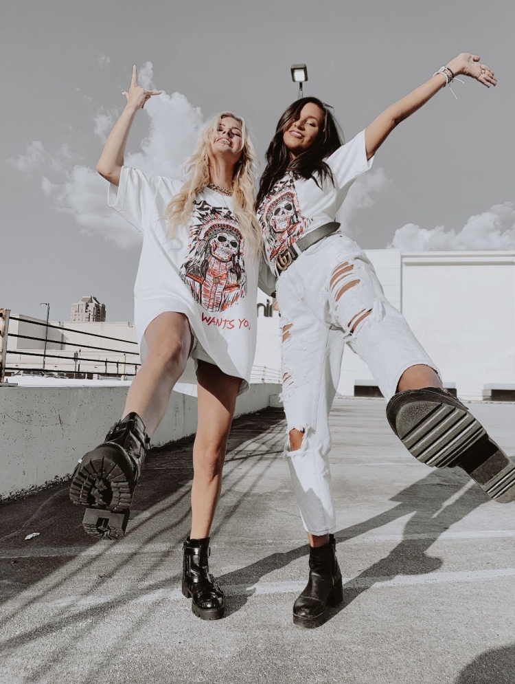 Позы для фото вдвоем с подругой в полный рост