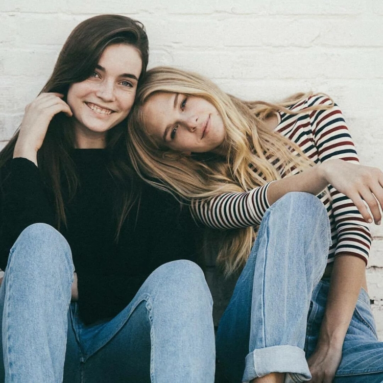 Фотосессия с подругой дома