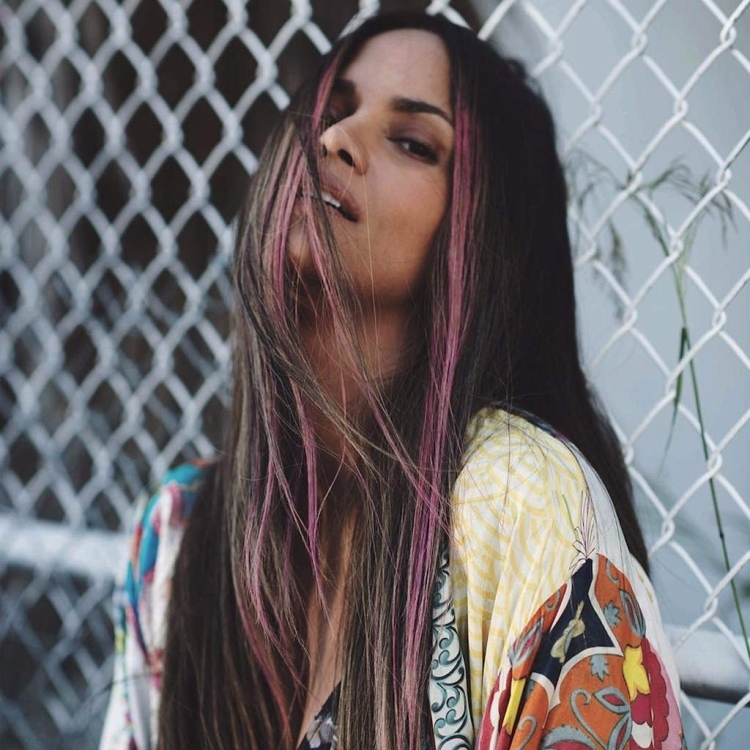 Цветные пряди на темных волосах