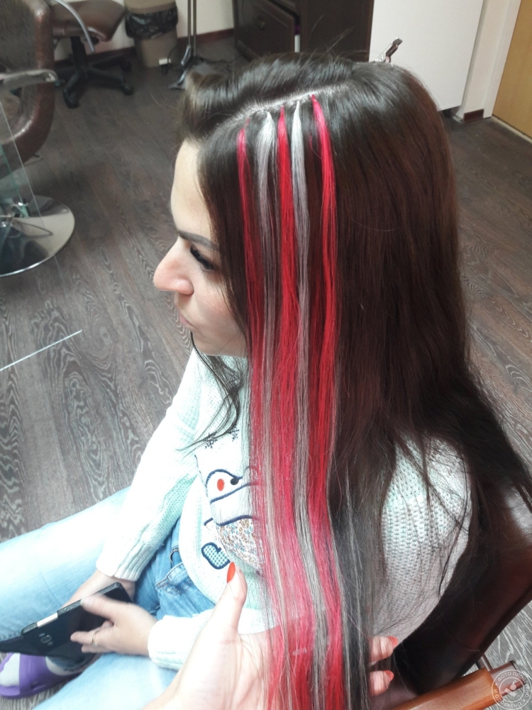 Наращивание цветных прядей