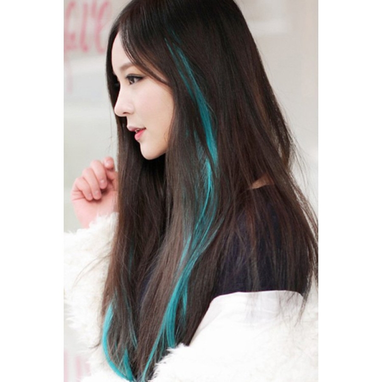 Девушка с голубыми прядями