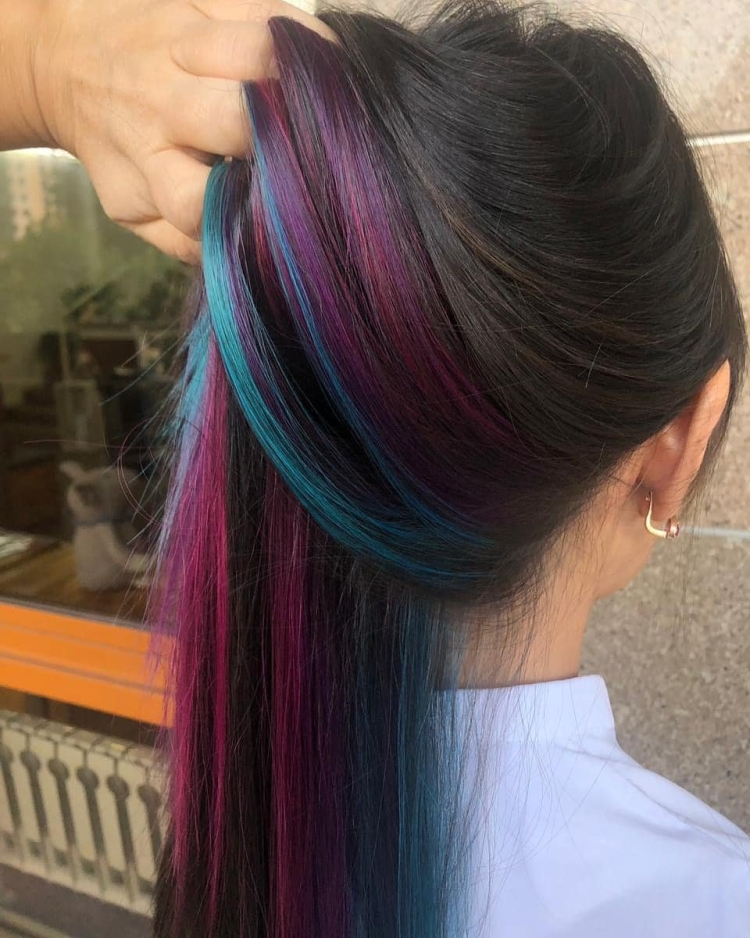 Разноцветные пряди на темных волосах