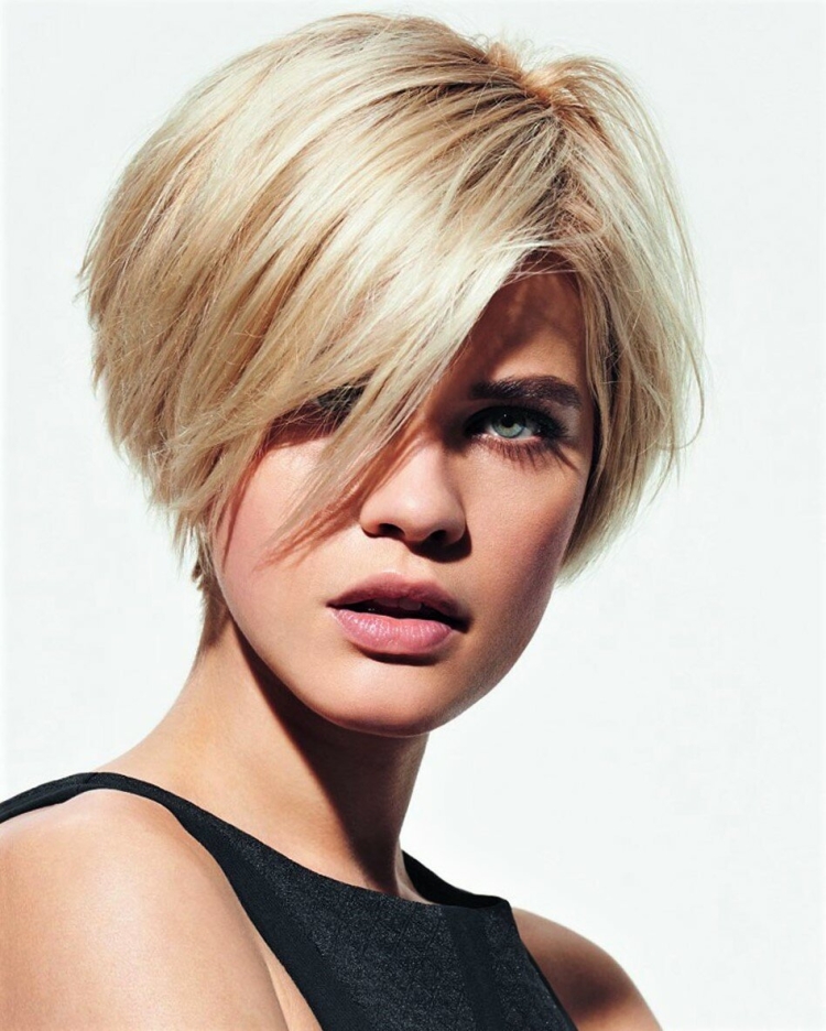 Градуированный Боб с косой челкой