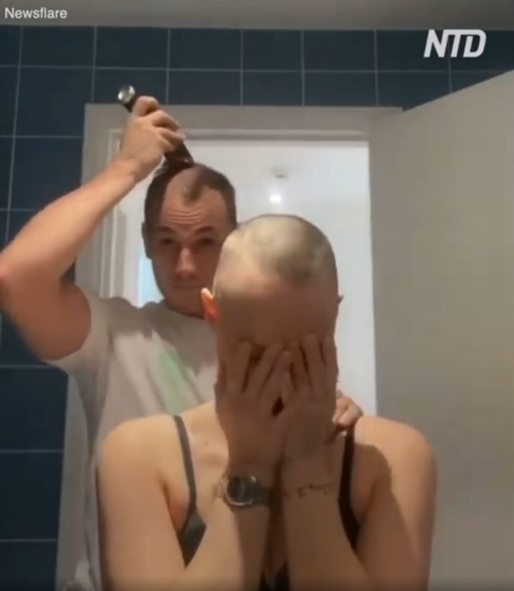 Девушка бреет парня налысо