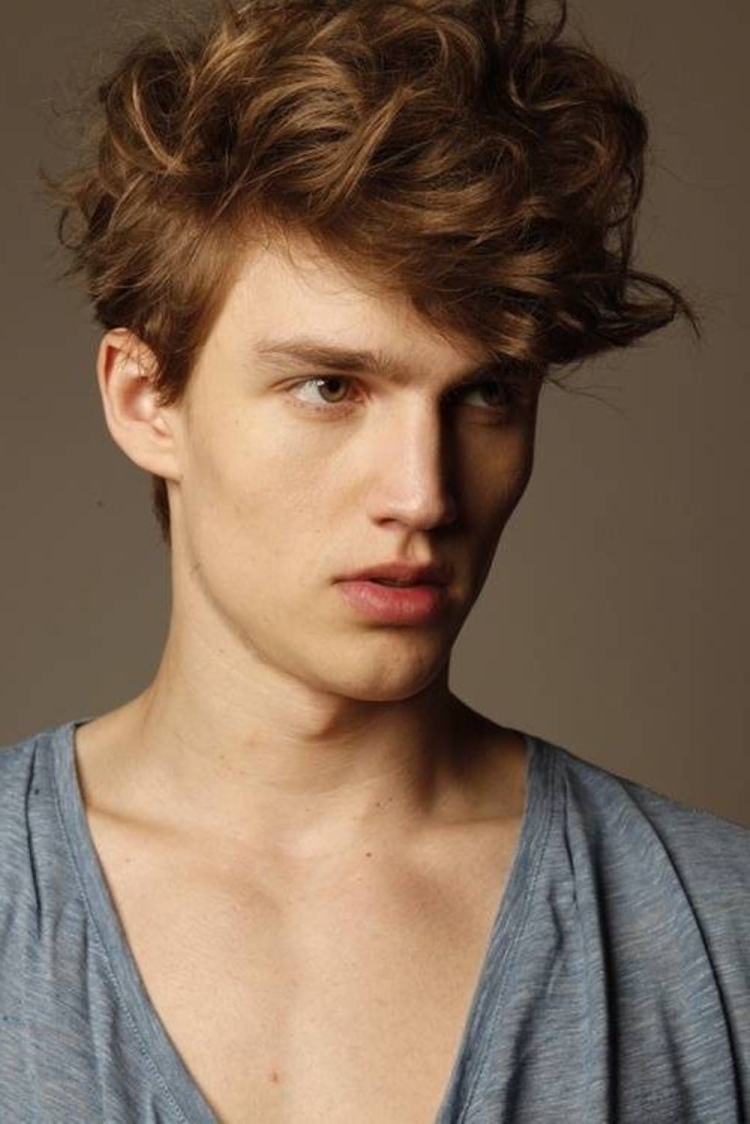 Парни с вьющимися волосами
