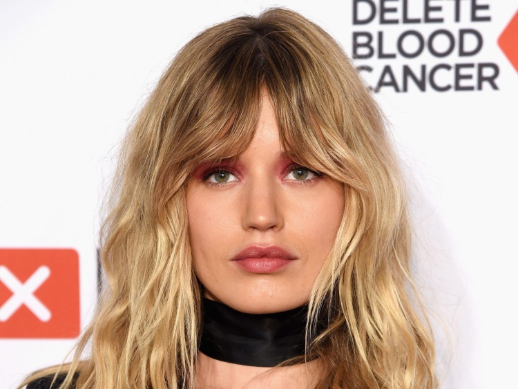 Curtain Bangs прическа на средние волосы