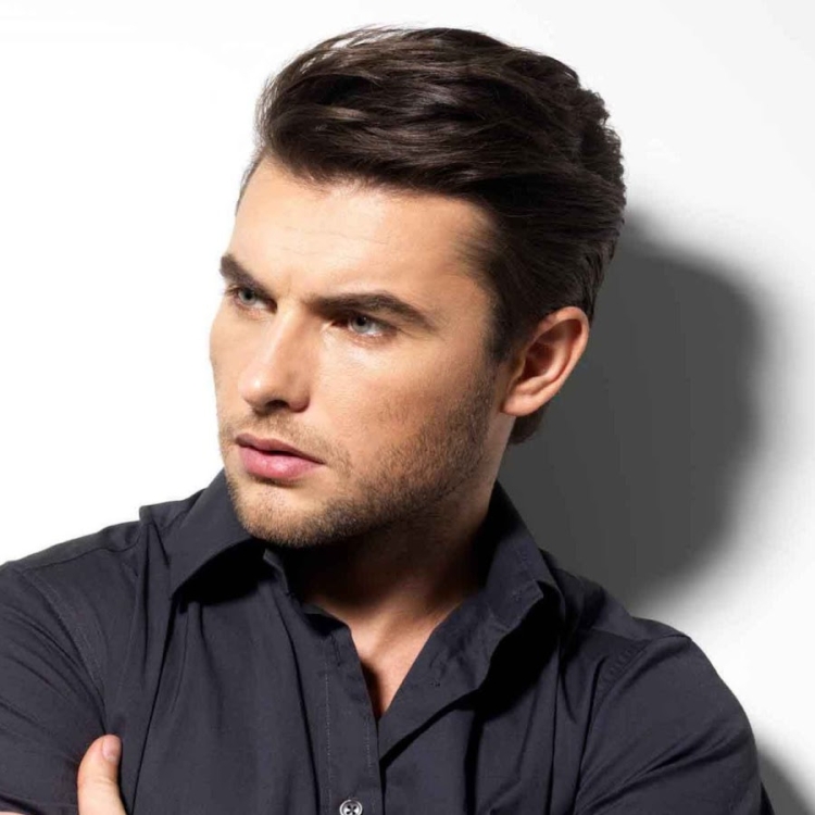 Мужчина с красивыми волосами