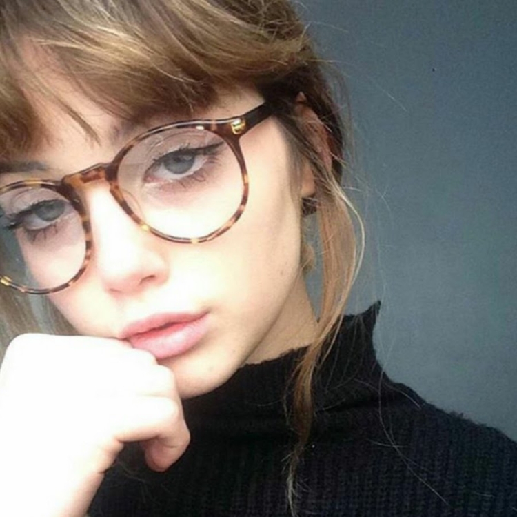 Девушки в очках для зрения с челкой