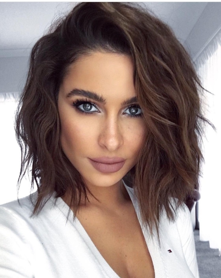 Каре шатенка