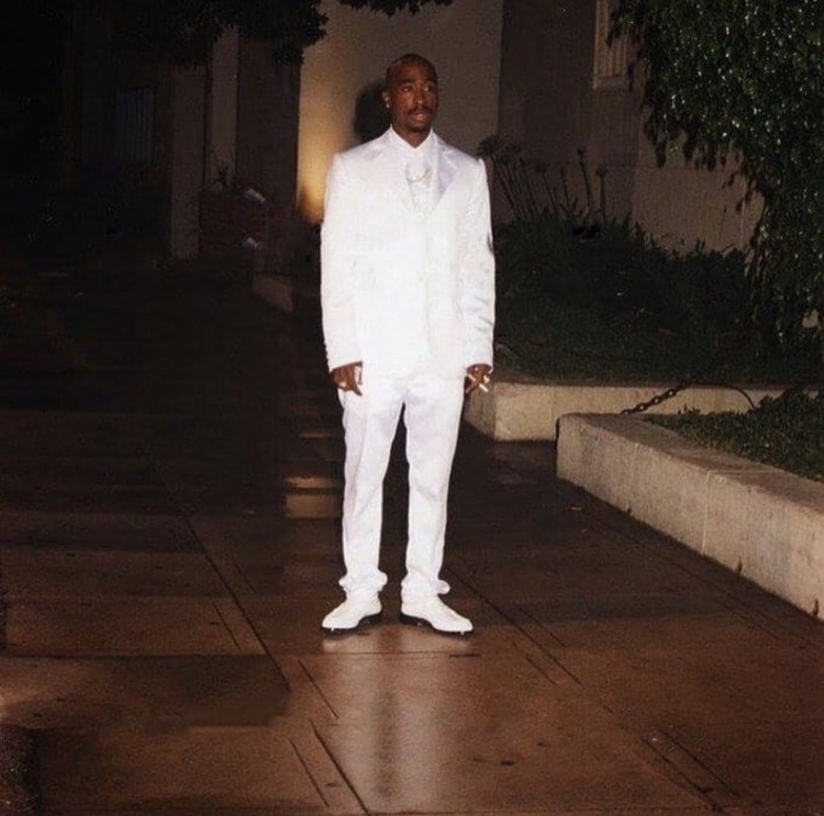 2pac в белом костюме