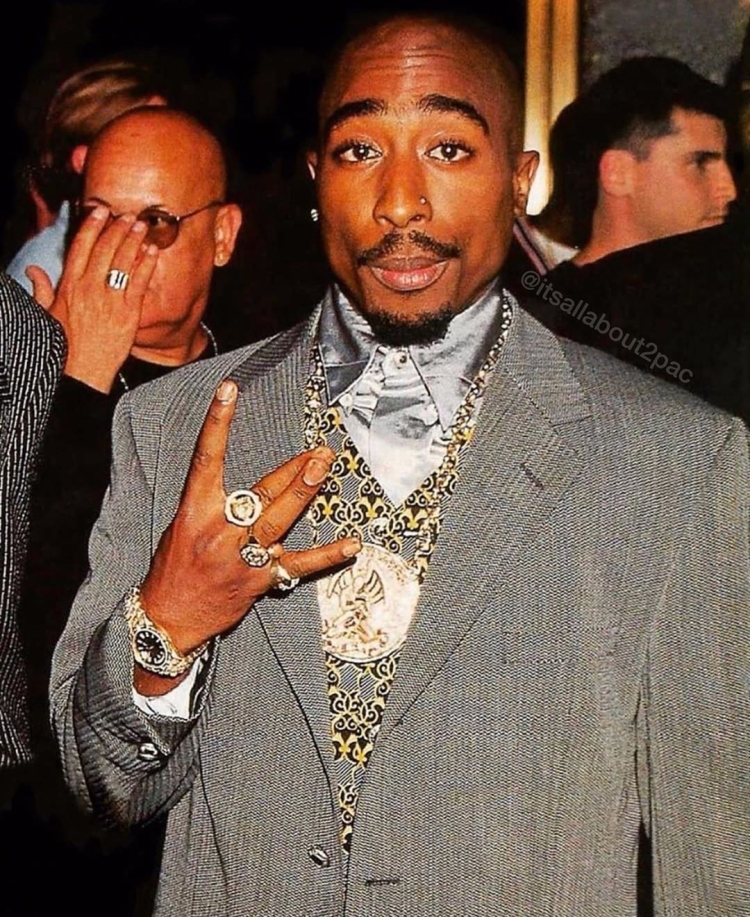 2pac в костюме