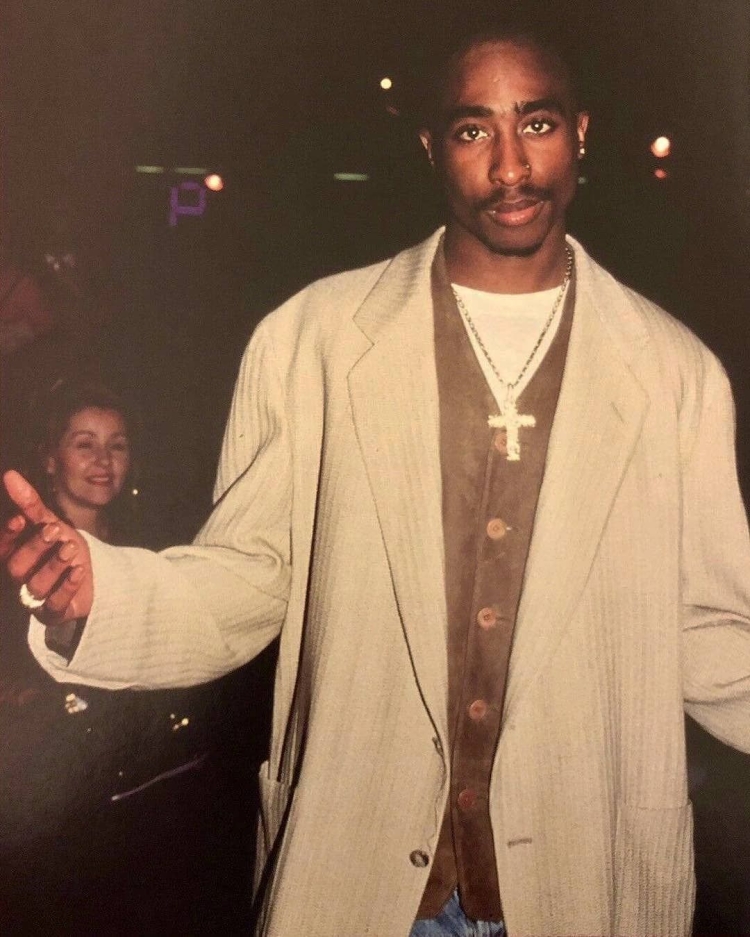 2pac в костюме