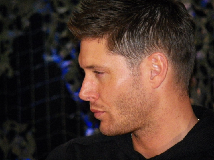 Дженсен Эклз прическа