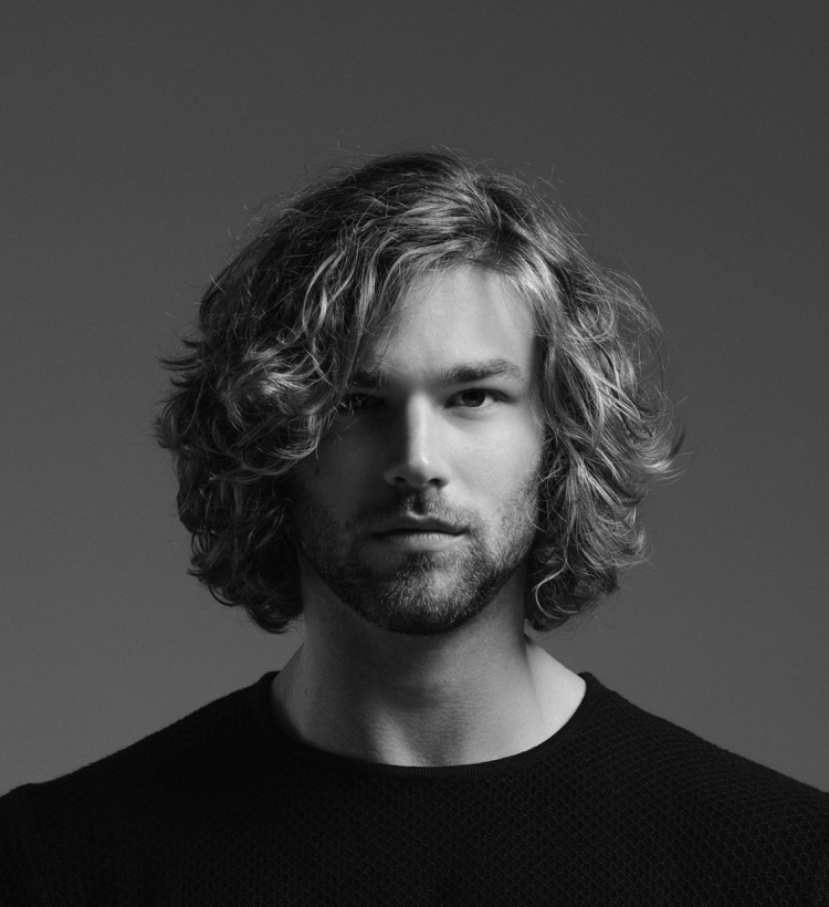 Коул Монахан длинные волосы