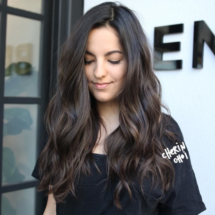 Черные пряди на каштановых волосах