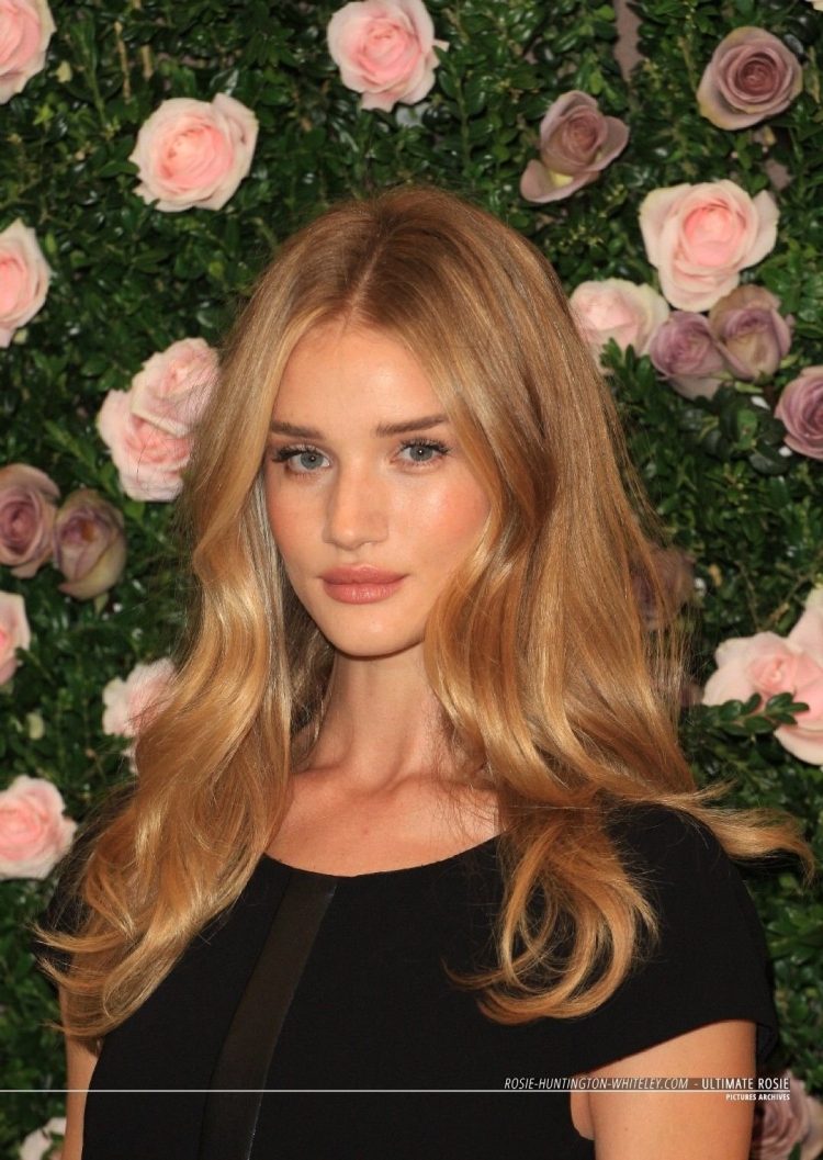 Рози Хантингтон цвет волос