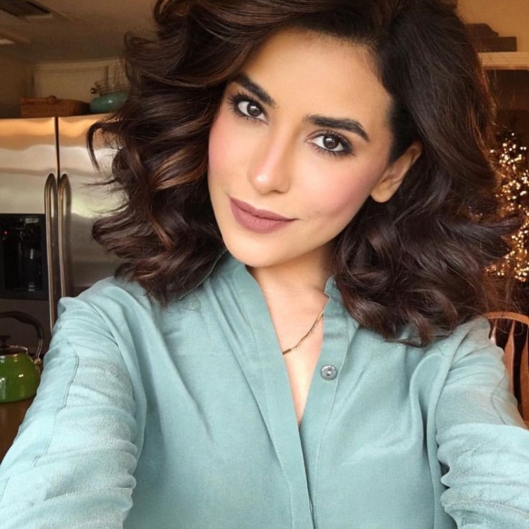 Причёски с кудрями на средние волосы