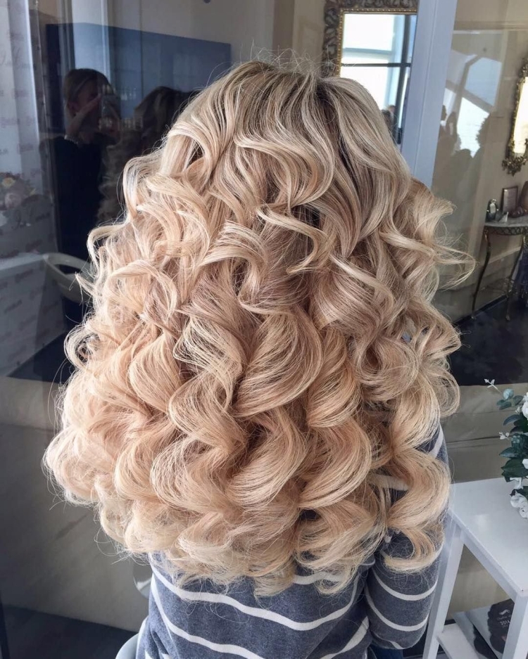 Причёски с накрученными волосами