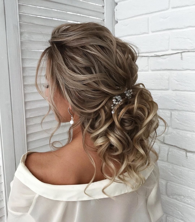 Свадебная прическа пучок с локонами