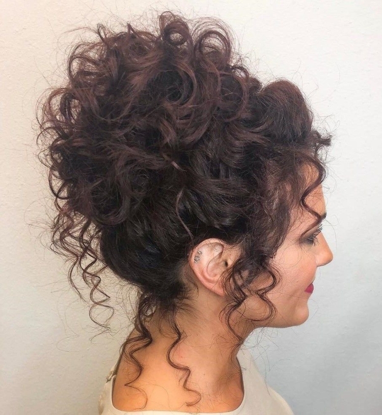 Собранная прическа на кудрявые волосы