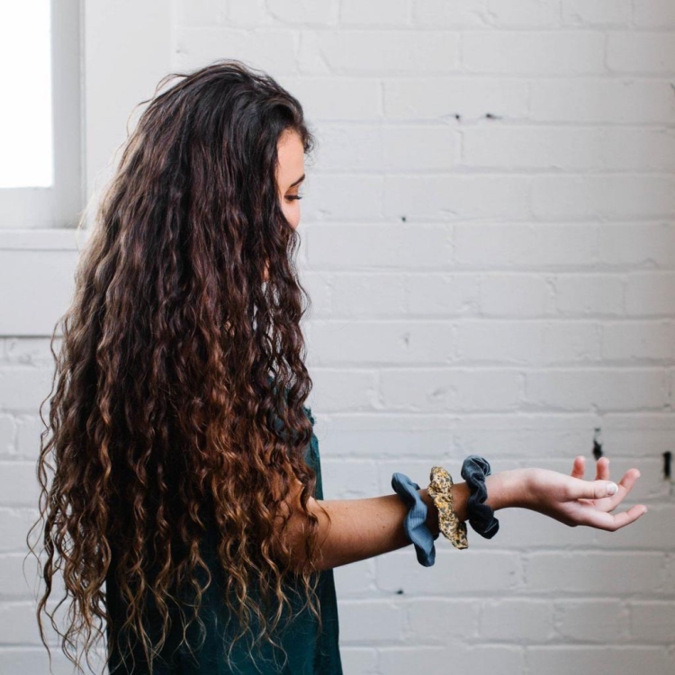 Длинные волнистые волосы